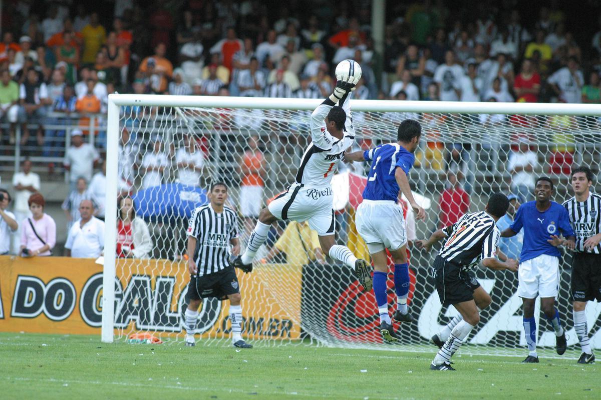 Em 2006, Cruzeiro e Atltico se enfrentaram novamente na semifinal do Campeonato Mineiro. O jogo de ida, com mando de campo do alvinegro, ficou empatado por 2 a 2. Em duas oportunidades, a Raposa esteve  frente no placar, gols de Francismar e Gil. O Galo marcou com Rodrigo Dias e Ramon.