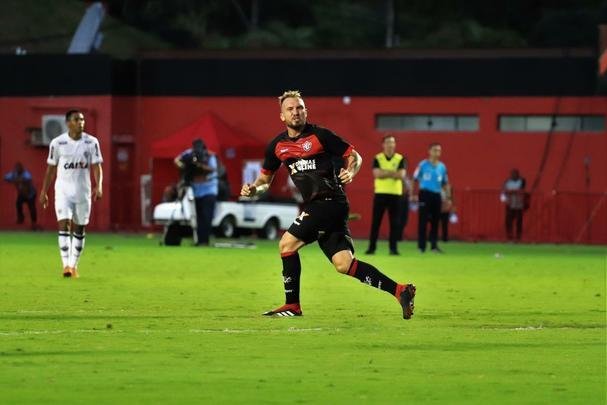 Vitória derrotou Atlético por 1 a 0, no Barradão, com gol de Léo Ceará