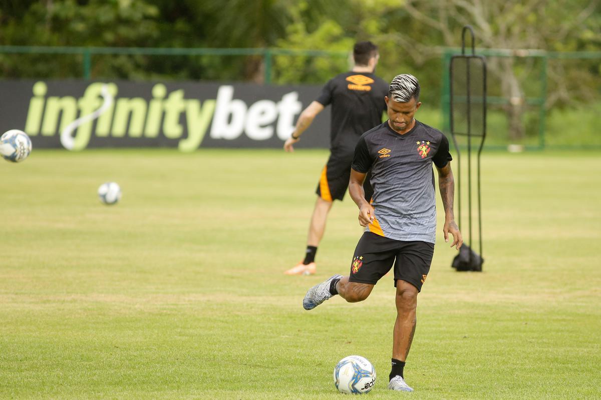 No primeiro trabalho, houve um treinamento tático, que exigia troca de passes e triangulações dos jogadores, com o elenco dividido em grupos de três atletas cada. Em seguida, os jogadores foram divididos em dois grupos no mesmo campo para o trabalho específico por setores de defesa e ataque. De um lado, os zagueiros, laterais e volantes participaram de um treino tático de posicionamento com o auxiliar Daniel Cerqueira. Do outro, os meias e atacantes fizeram um trabalho específico de passe e finalização sob o comando do técnico Daniel Paulista.