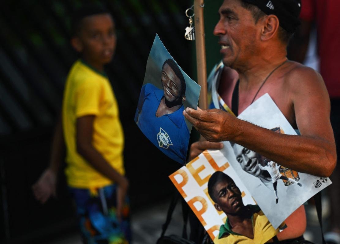 Os ltimos momentos do velrio de Pel, na Vila Belmiro, estdio do Santos. 