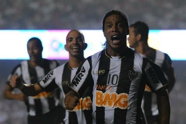 Já na partida de ida, no Morumbi, o Atlético abriu 2 a 1 sobre o São Paulo. Ronaldinho fez o primeiro gol alvinegro e vibrou muito. Diego Tardelli marcou o gol da vitória.