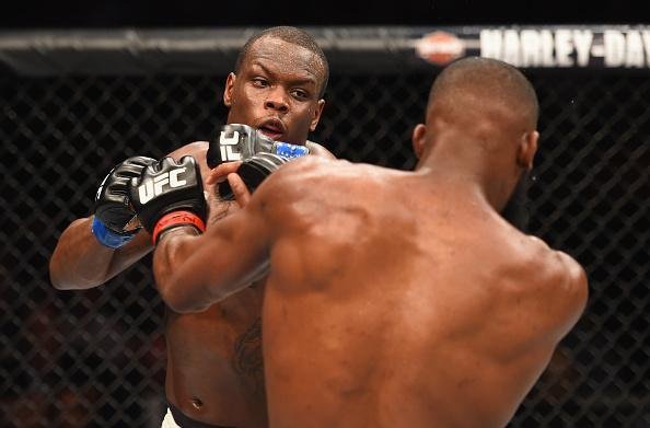 Jon Jones volta ao octógono do UFC e conquista cinturão interino