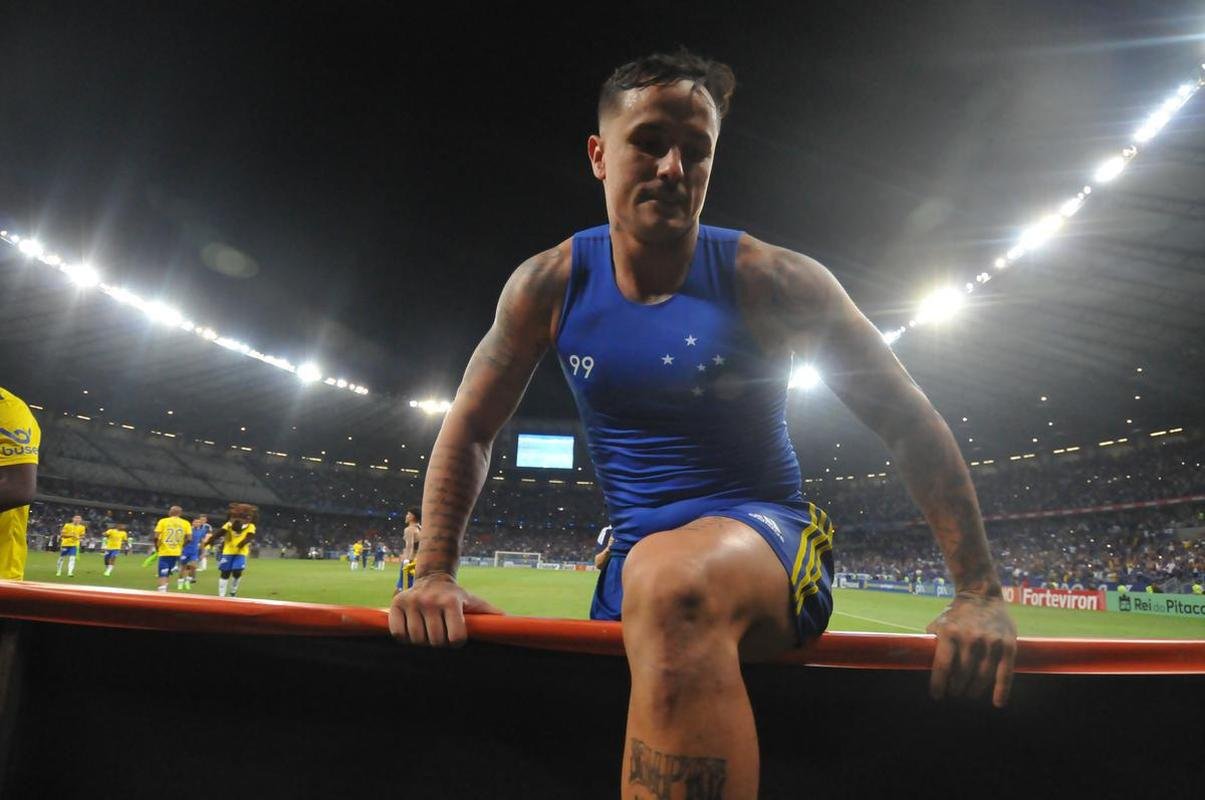 Fotos da grande festa da torcida e do time do Cruzeiro aps a vitria sobre o Operrio, por 1 a 0, que aproximou o time celeste do acesso  Srie A