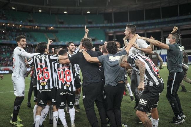 Dezembro/2021 - O Atltico no se abalou com a queda na Libertadores e seguiu sua trajetria na temporada 2021. O pice foi no dia 2 de dezembro, na Arena Fonte Nova, em Salvador. O Galo precisava da vitria sobre o Bahia para findar o jejum de 50 anos no Campeonato Brasileiro. O Tricolor fez 2 a 0 no comeo do segundo tempo, mas o time comandado pelo tcnico Cuca conseguiu uma virada pica, com trs gols em cinco minutos (Hulk e Keno, duas vezes, marcaram) e, enfim, voltou a soltar o grito de campeo brasileiro. 