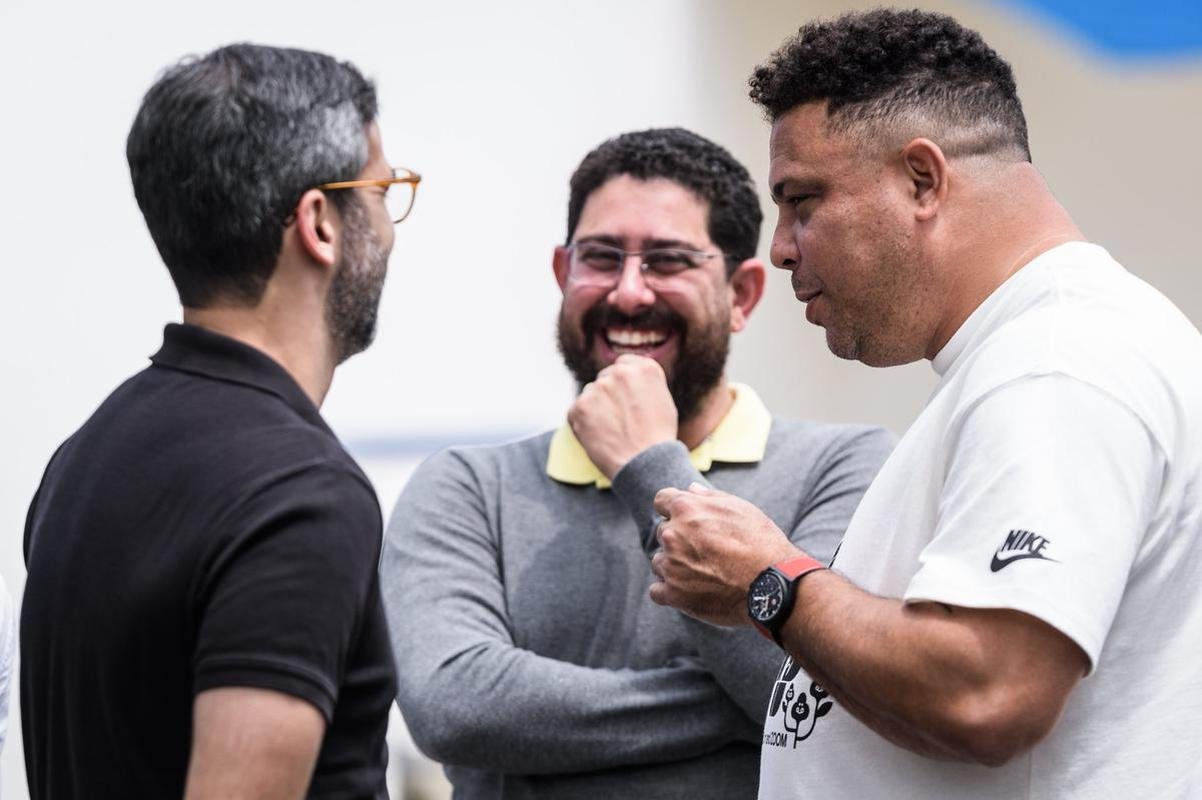 Dono de 90% das aes da Sociedade Annima do Futebol (SAF) do Cruzeiro, Ronaldo visitou Toca da Raposa II na vspera de Cruzeiro x Vasco, pela Srie B
