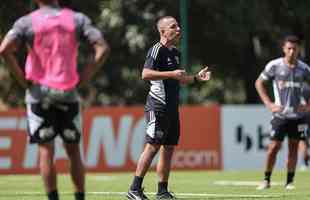 Atlético treina na Cidade do Galo sob o comando de Lucas Gonçalves, técnico interino permanente. Turco Mohamed foi demitido na manhã desta sexta-feira (22).