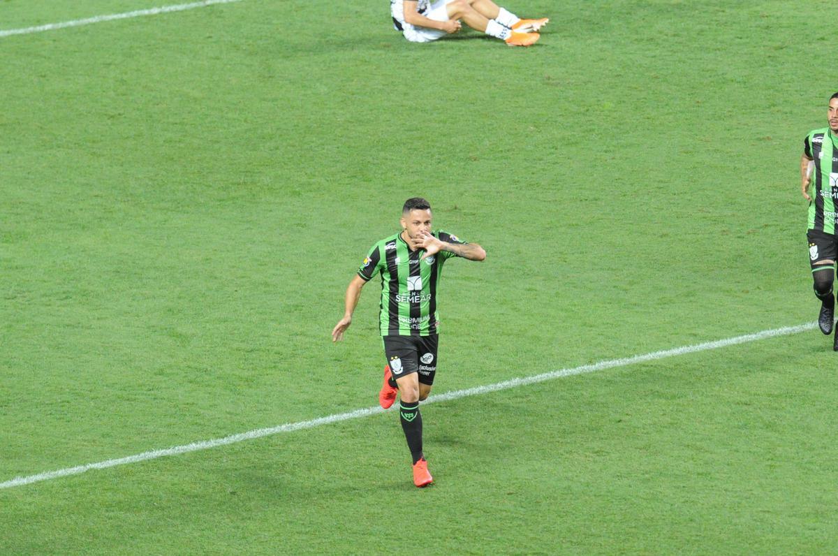 Fotos do duelo entre Amrica e Ponte Preta, no Independncia, em Belo Horizonte, em jogo de volta da quarta fase da Copa do Brasil