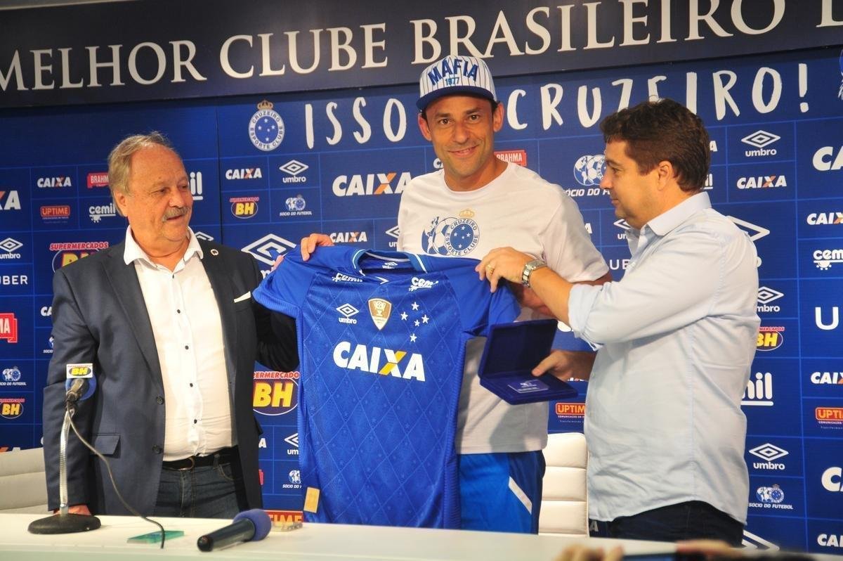 Fred foi apresentado no Cruzeiro pelo presidente Wagner Pires de S e pelo vice Itair Machado
