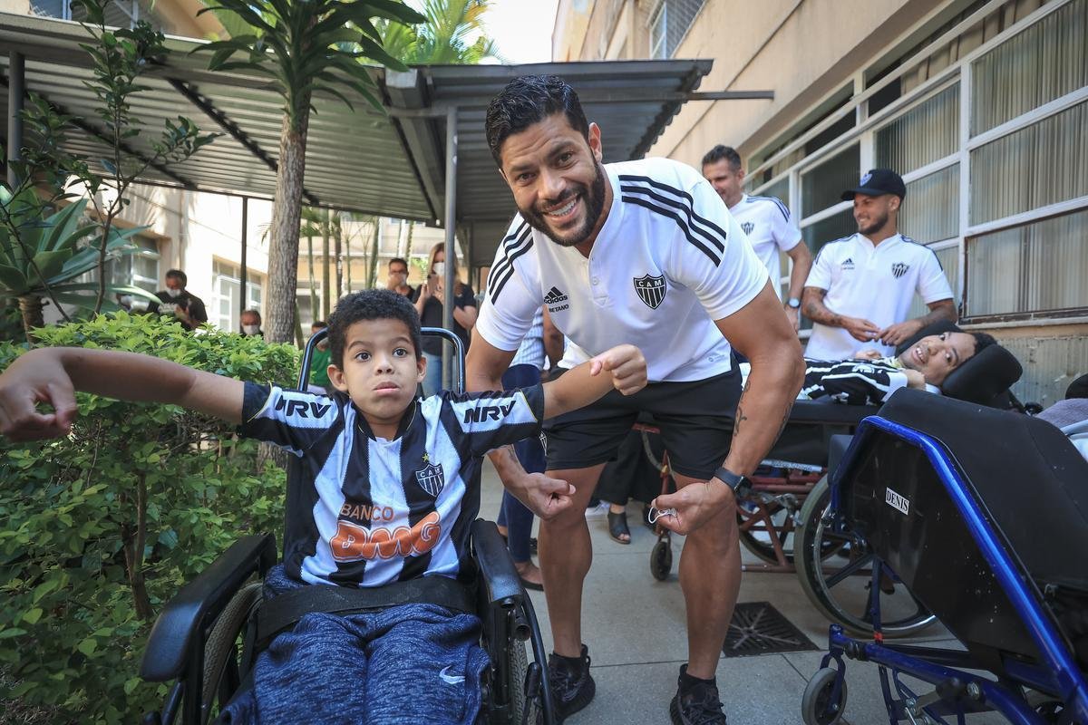 Jogadores do Atltico visitam Ncleo Assistencial Caminhos para Jesus