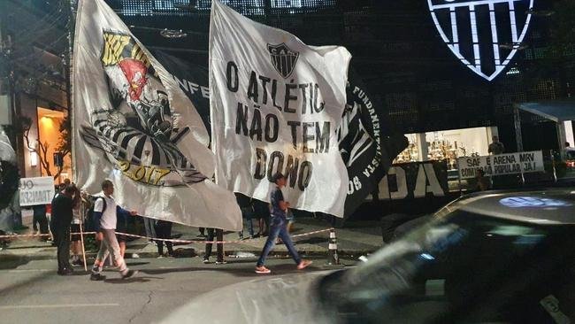 Torcedores do Atltico protestaram em frente  sede do clube nesta segunda-feira (21/11)