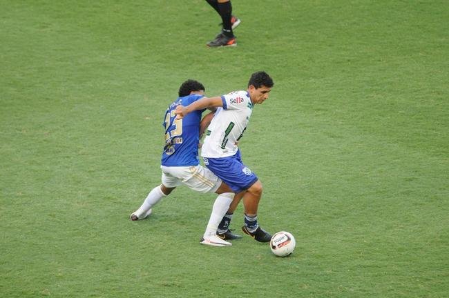 Cruzeiro goleou URT por 3 a 0 no Independncia com gols de Thiago, Machado e Edu em sua estreia no Mineiro. Ronaldo, dono da SAF, assistiu  partida no Horto. Duelo marcou estreia do tcnico uruguaio Paulo Pezzolano