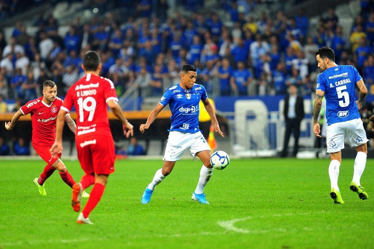 Fotos do primeiro tempo do duelo entre Cruzeiro e Internacional, no Mineiro, pela semifinal da Copa do Brasil