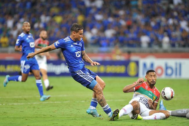Com gol de Edu, Cruzeiro venceu Brusque por 1 a 0 no Mineiro pela segunda rodada da Srie B. Time e comisso tcnica comemoraram com a torcida no Gigante da Pampulha
