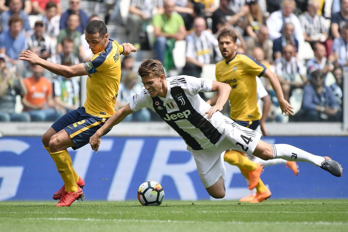 Volante Rômulo em jogo pelo Verona, da Itália