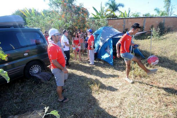 De passagem em BH rumo a So Paulo, torcedores chilenos acamparam em lote vago em frente  Toca da Raposa II, centro de treinamento do Cruzeiro, em Belo Horizonte, onde a Seleo Chilena est hospedada durante a Copa do Mundo