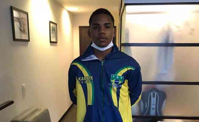 Flavinho posa no hotel no Equador, de onde pretendia trazer medalhas para o Brasil