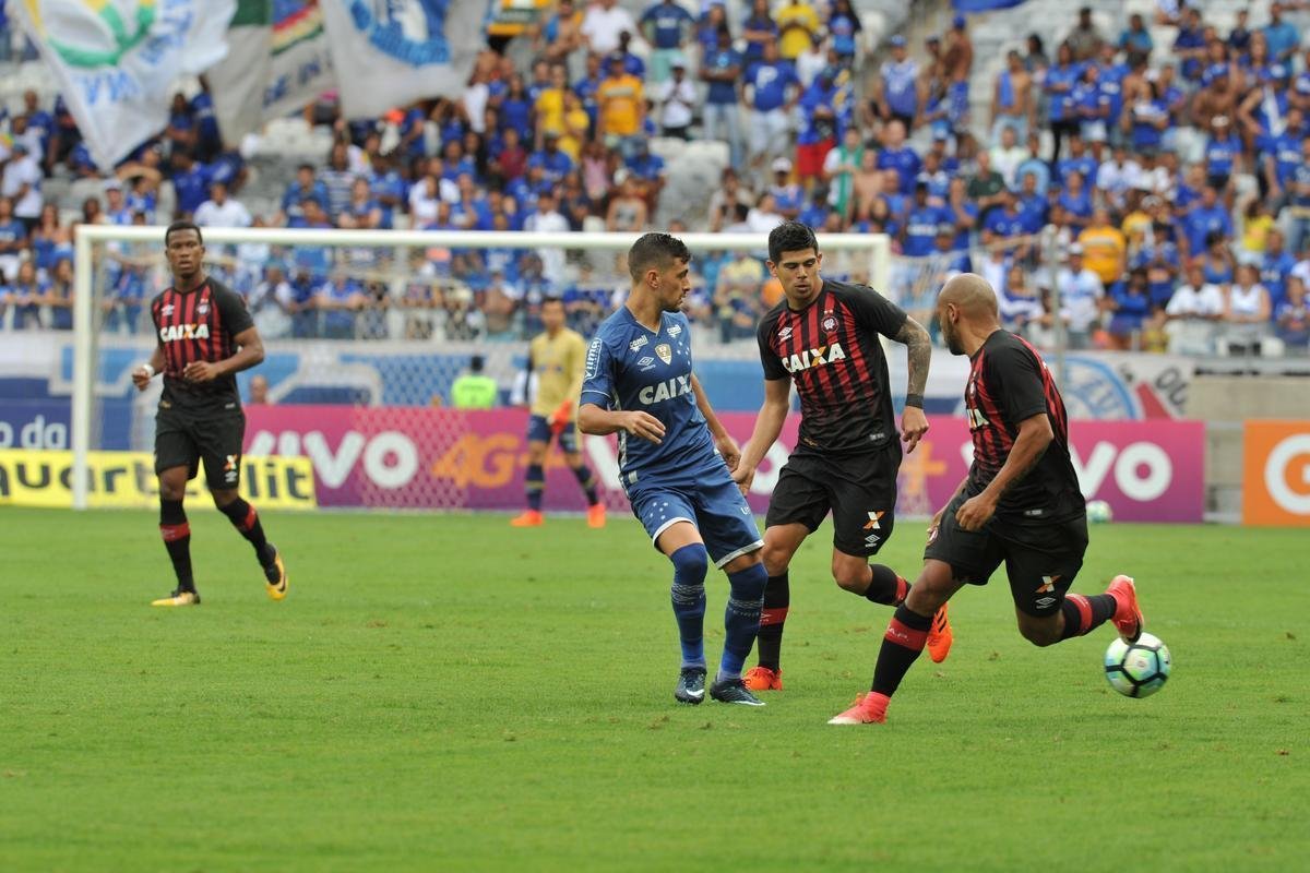 Fotos do jogo entre Cruzeiro e Atltico-PR, no Mineiro, pela 32 rodada do Brasileiro