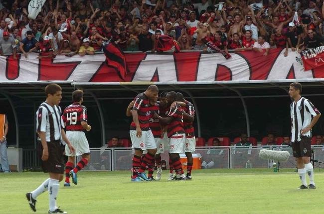 No Brasileiro de 2009, o Galo ainda sonhava com o ttulo nacional, mas as esperanas foram por gua abaixo com a derrota por 3 a 1 para o Flamengo, no Mineiro. Ricardinho marcou a favor do Alvinegro, enquanto Petkovic, Adriano e Maldonado fizeram para os cariocas. O jogo fez parte da arrancada do Rubro-Negro na conquista do ttulo.