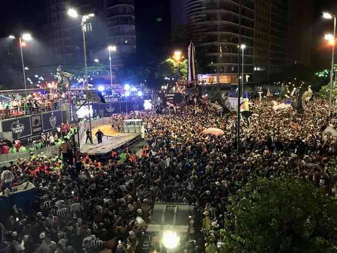 Praça Sete, no Centro de BH, tomada por atleticanos na festa do título brasileiro