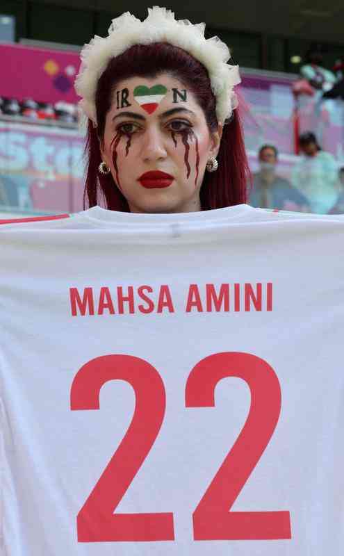 Fotos registram momento em que camisa e faixa em protesto pela morte Mahsa Amini so retiradas do Estdio Ahmad Bin Ali