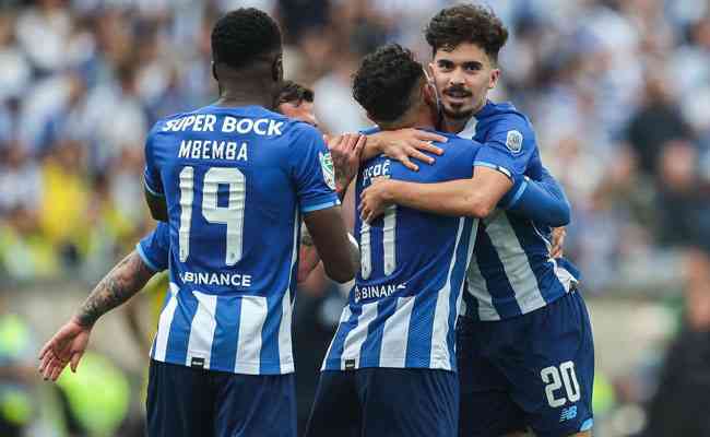 Porto venceu o rival por 3 a 1 e termina como vencedor das duas principais competições portuguesas