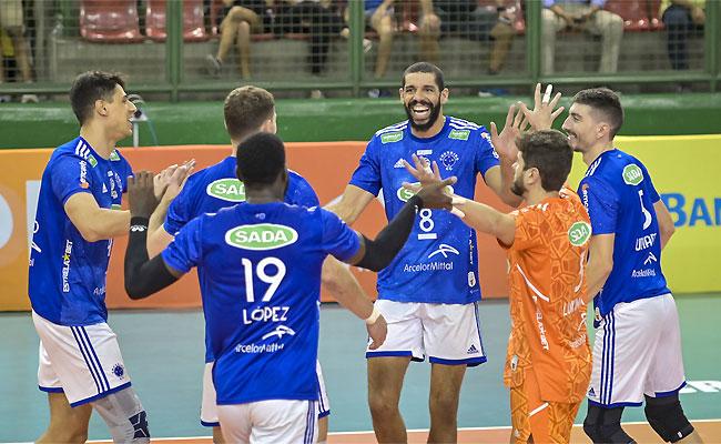 Em jogo com início equilibrado, Cruzeiro bate o Sesi-SP e ganha folga na liderança