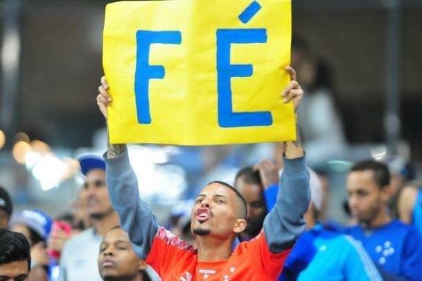Torcedores do Cruzeiro lotam as arquibancadas do Mineiro para acompanhar a partida vlida pelas quartas de final da Copa do Brasil
