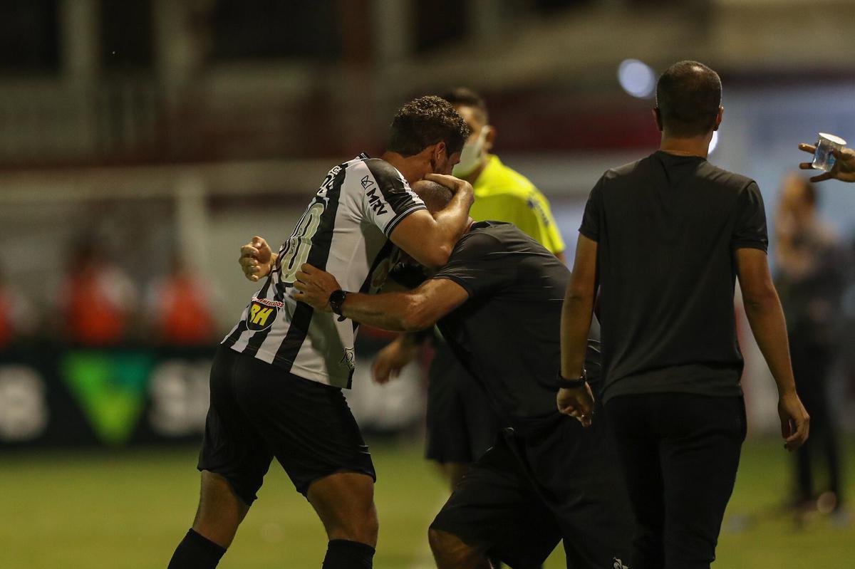 Tombense e Atlético se enfrentaram nesta quinta-feira (4), em partida válida pela 2ª rodada do Campeonato Mineiro. O confronto foi realizado no Estádio Antônio Guimarães de Almeida, em Tombos. No primeiro tempo, uma queda de energia paralisou a partida por cerca de 20 minutos.