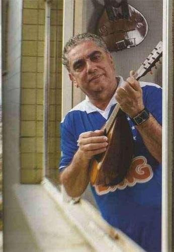Na cidade de Pedra Azul, no Vale do Jequitinhonha, começou o amor do cantor, artista plástico e compositor Paulinho Pedra Azul pelo Cruzeiro.