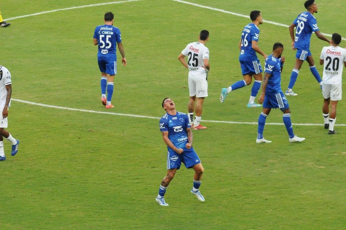 Fotos do jogo entre Cruzeiro e Ponte Preta, no Mineiro, em Belo Horizonte, pela 13 rodada da Srie B do Brasileiro