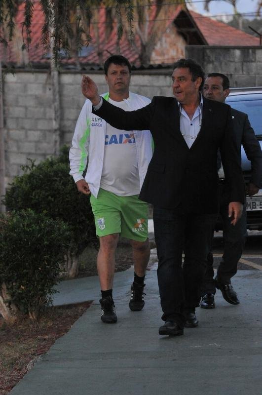 Depois de conversa com diretoria no campo, Adilson Batista foi apresentado como novo treinador do Amrica