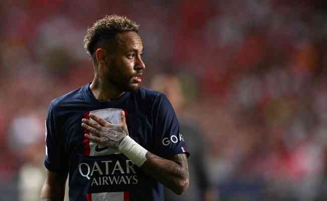 Neymar comeou a partida no banco