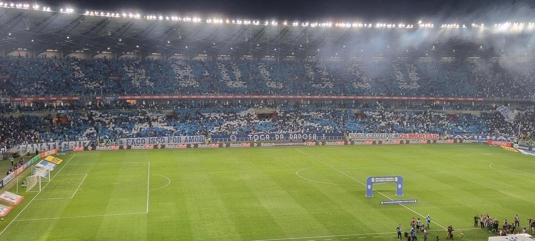 Cabuloso: torcida do Cruzeiro promove mosaico 3D com Ronaldo no Mineiro