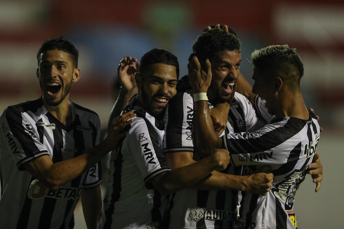 Tombense e Atlético se enfrentaram nesta quinta-feira (4), em partida válida pela 2ª rodada do Campeonato Mineiro. O confronto foi realizado no Estádio Antônio Guimarães de Almeida, em Tombos. No primeiro tempo, uma queda de energia paralisou a partida por cerca de 20 minutos.