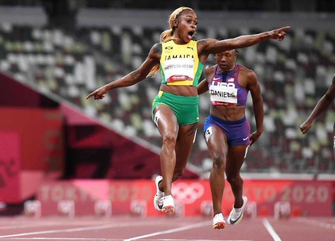 Fotos espetaculares da vitria da jamaicana Elaine Thompson-Herah nos 100m rasos dos Jogos Olmpicos de Tquio com o tempo de 10s61. A velocista quebrou o recorde olmpico e comandou o pdio jamaicano ao lado de Ann Fraser-Pryce, prata, e Shericka Jackson, bronze.