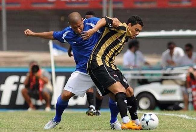 Em 2009, Cruzeiro derrotou Atltico por 4 a 2 no Estdio Centenrio, em Montevidu, pelo Torneio Internacional de Vero. Na histria, esse foi o nico clssico mineiro realizado fora do Brasil