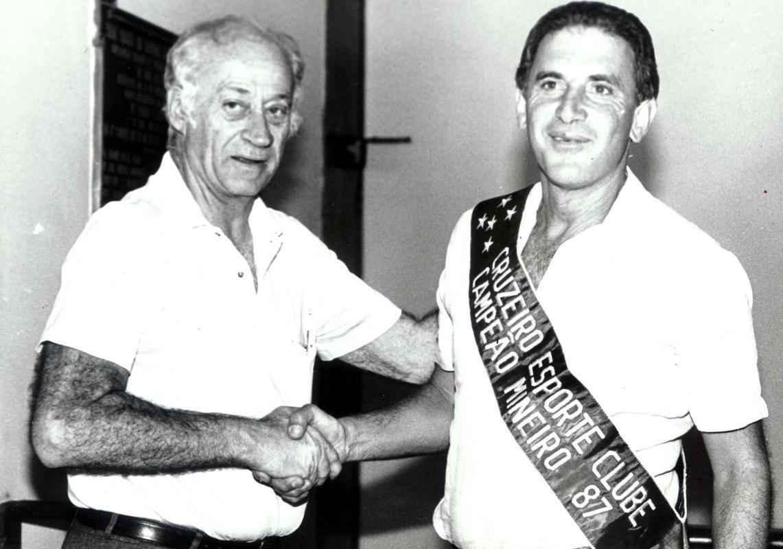 Ento presidente do Cruzeiro, Salvador Masci parabeniza Carlos Alberto pelo ttulo mineiro de 1987