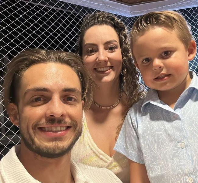 Hyoran ao lado da esposa e do filho