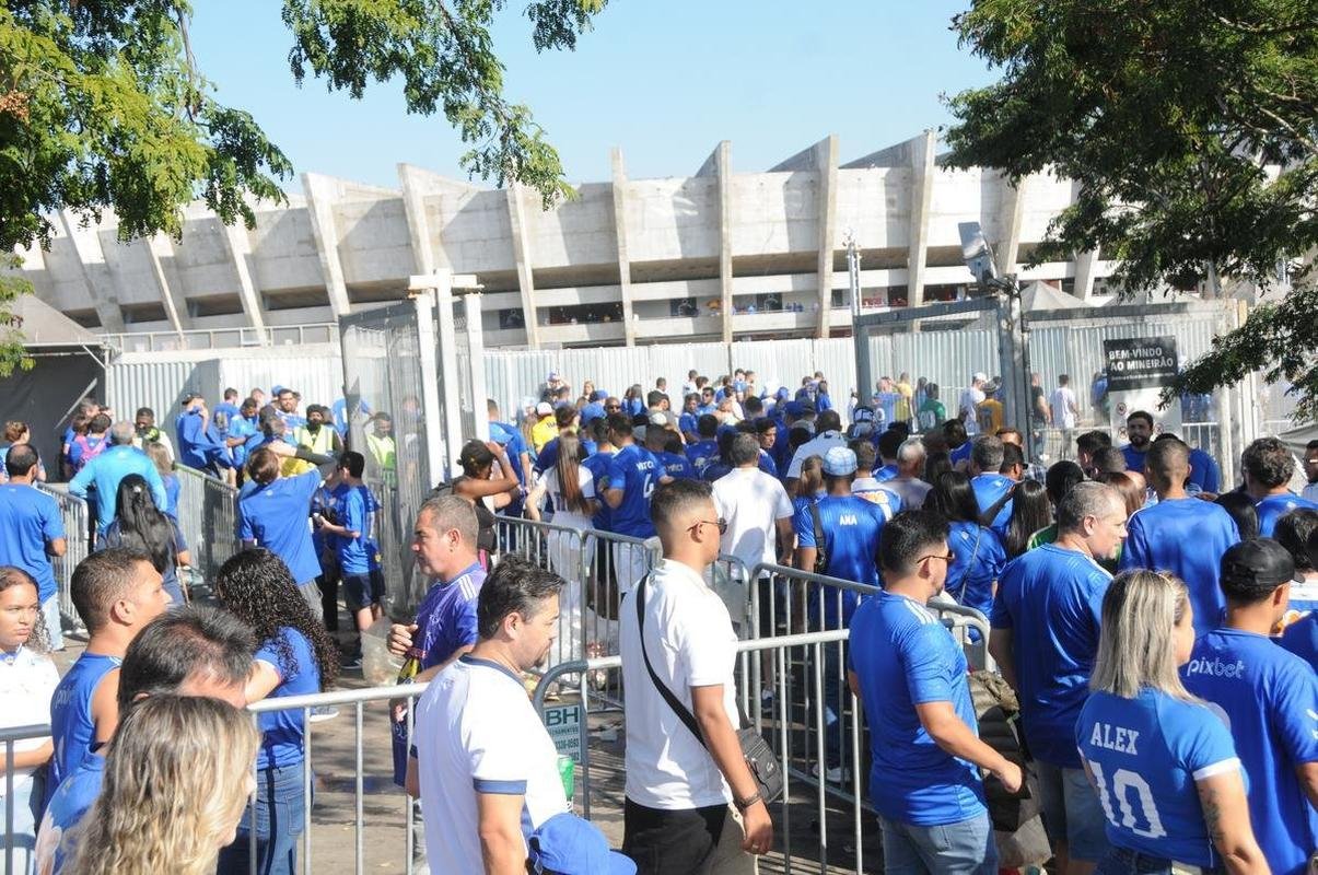 Chegada da torcida do Cruzeiro ao Mineiro para o jogo contra a Ponte Preta pela 13 rodada da Srie B do Campeonato Brasileiro. Estdio voltou a receber grande pblico