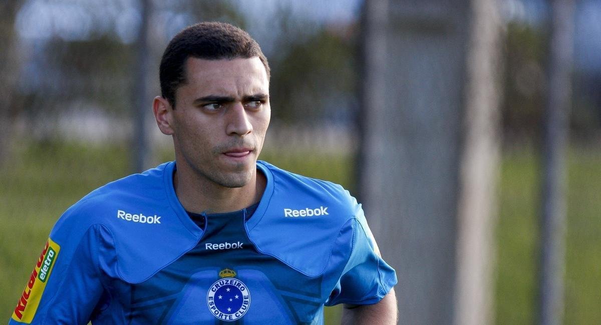 O Cruzeiro fechou contrato de trs temporadas com o lateral-direito/volante Rmulo, de 33 anos. O jogador ficou por nove anos no futebol italiano, onde se destacou no Verona e tambm passou por Fiorentina, Juventus, Lazio, Genoa e Brescia. Antes da trajetria na Europa, o atleta teve passagem pela Raposa, entre 2010 e 2011. Em 19 partidas, marcou um gol.
