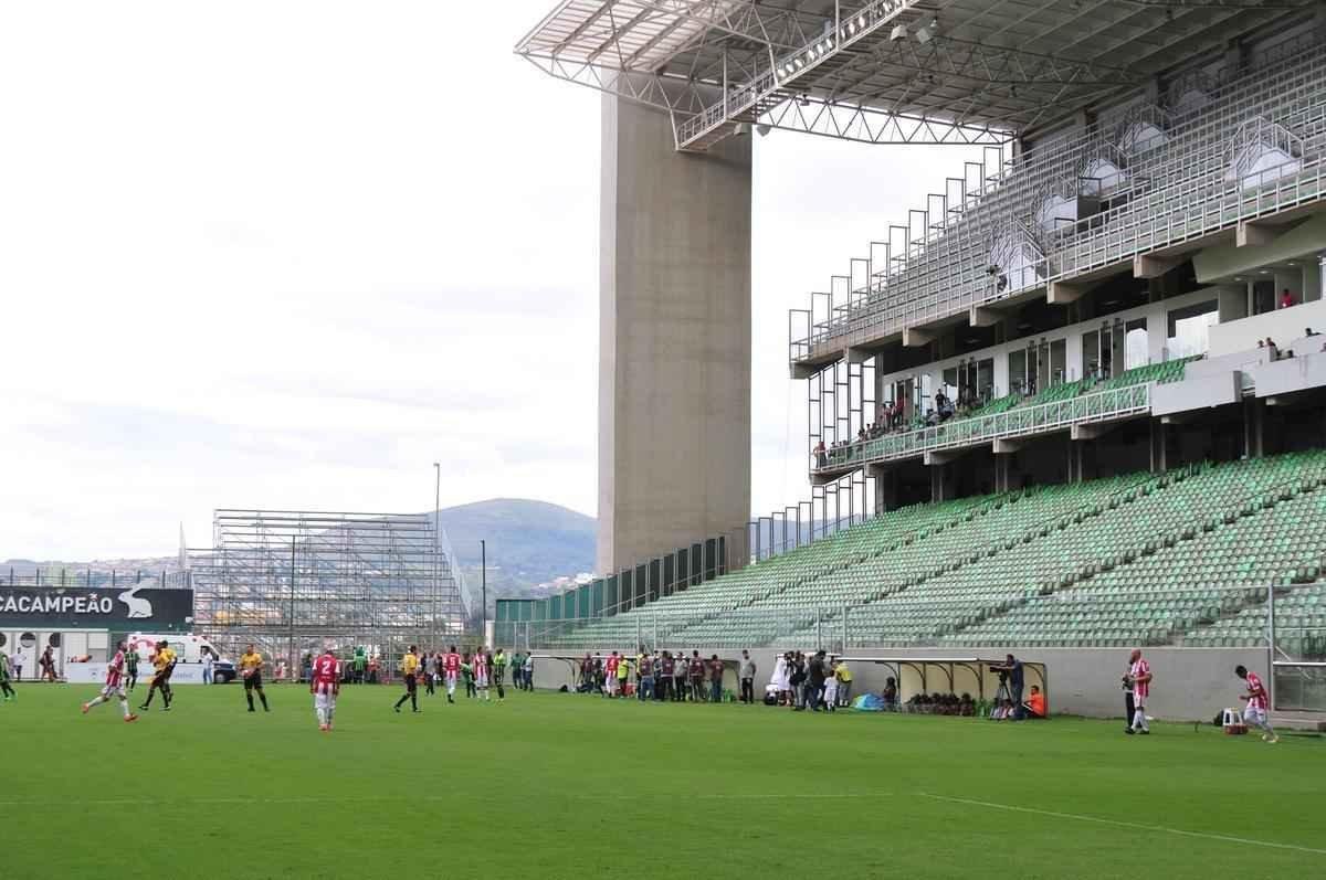 Fotos das obras de instalao de arquibancadas mveis no estdio Independncia