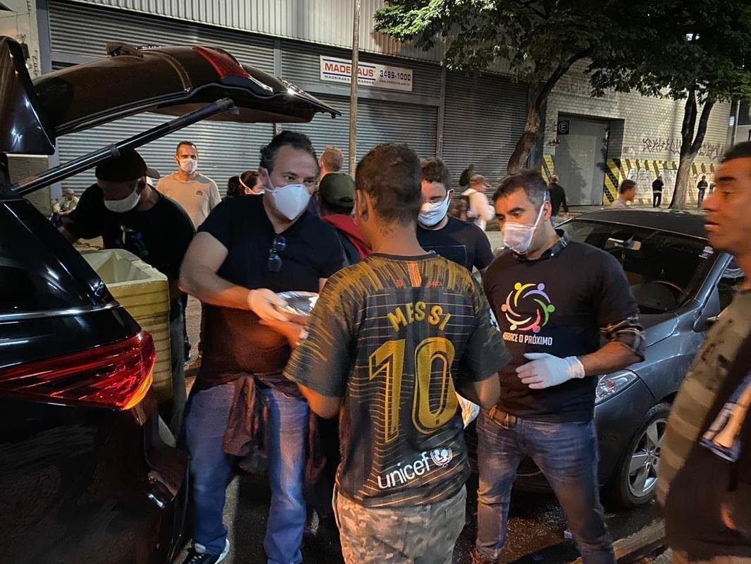 
Alexandre Mattos e Clube do Chef doaram 530 marmitas para pessoas em situao de rua