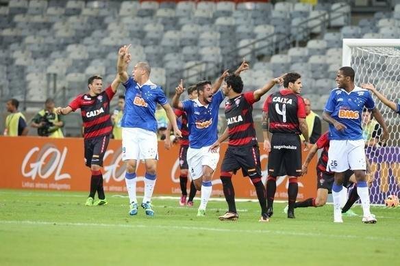 Imagens da partida entre Cruzeiro e Vitria
