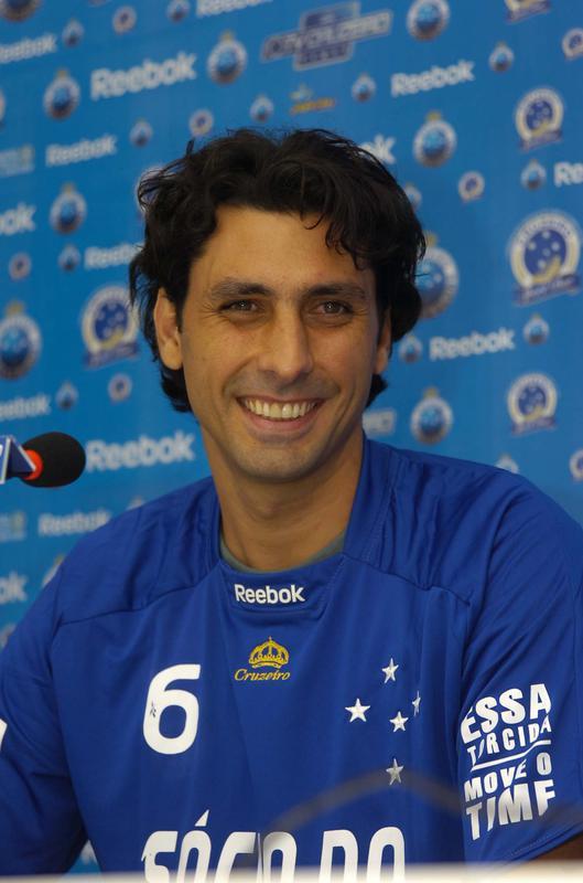 Na sua primeira passagem pelo Cruzeiro, em 2005, Athirson jogou na posição de origem, a lateral esquerda, e marcou cinco gols em 27 jogos. No retorno, em 2009, virou armador sob o comando do técnico Adilson Batista. Na final da Copa Libertadores, contra o Estudiantes, substituiu Wagner aos 25 minutos do segundo tempo, quando o adversário já vencia por 2 a 1. Pouco fez diante de um time bem postado na marcação e tranquilo para segurar o resultado. Ao término da temporada, despediu-se da Toca com 15 jogos e nenhum gol.