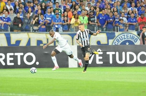 Imagens da torcida e da partida entre Cruzeiro e Santos, no Mineiro
