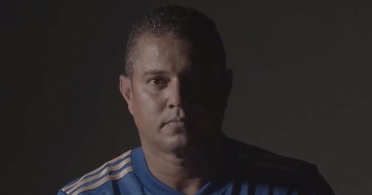 dolos exibiram detalhes da nova camisa do Cruzeiro, em homenagem ao centenrio celeste. Na foto, o ex-atacante Marcelo Ramos.