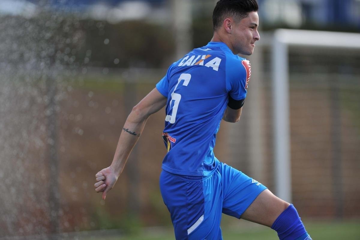 Jogadores do Cruzeiro trabalharam em tom descontrado na Toca da Raposa antes de final com Flamengo