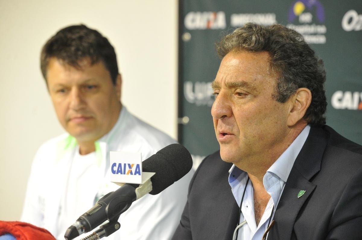 Depois de conversa com diretoria no campo, Adilson Batista foi apresentado como novo treinador do Amrica