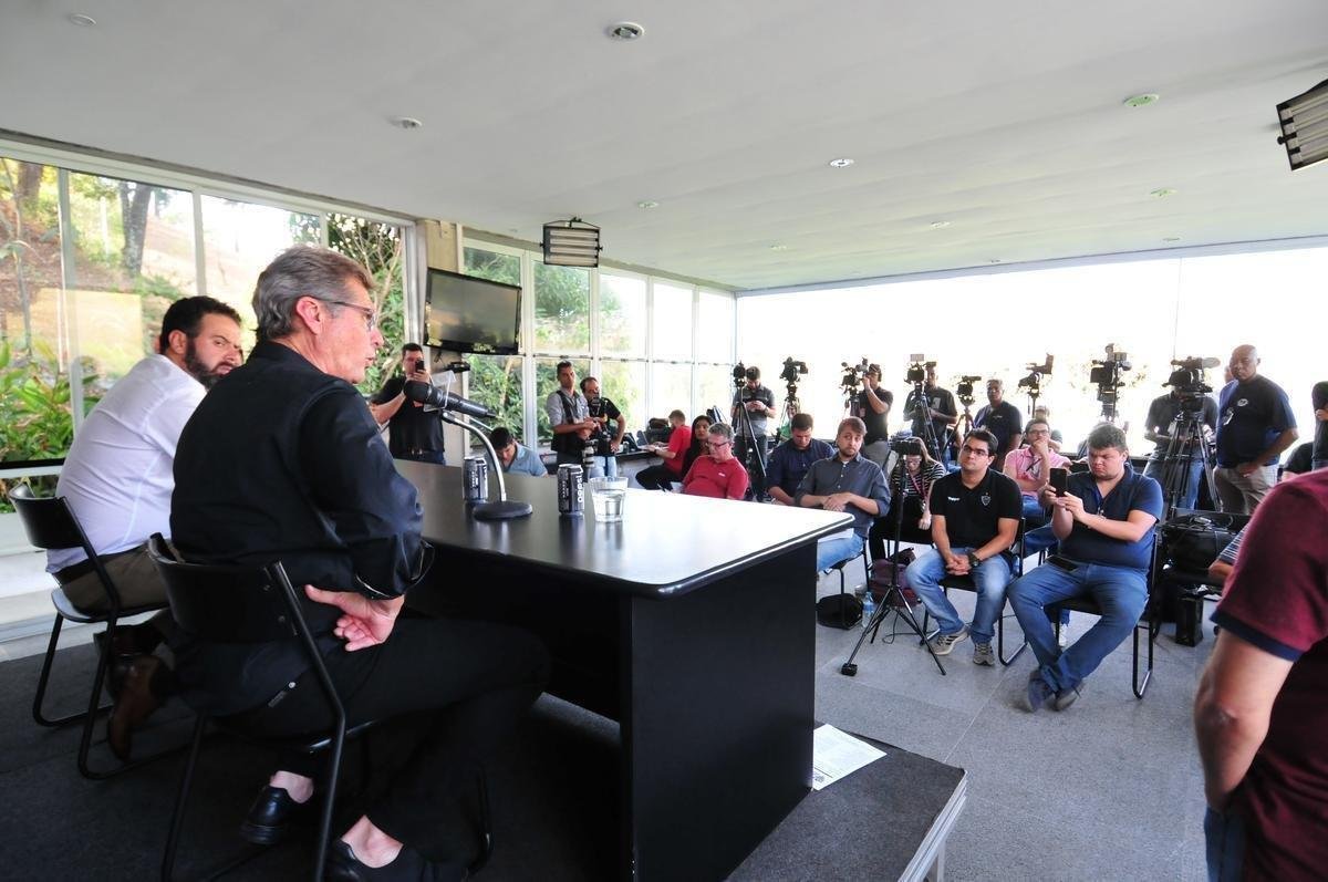 O tcnico Oswaldo de Oliveira foi apresentado na tarde desta tera-feira e, em seguida, comandou treino na Cidade do Galo