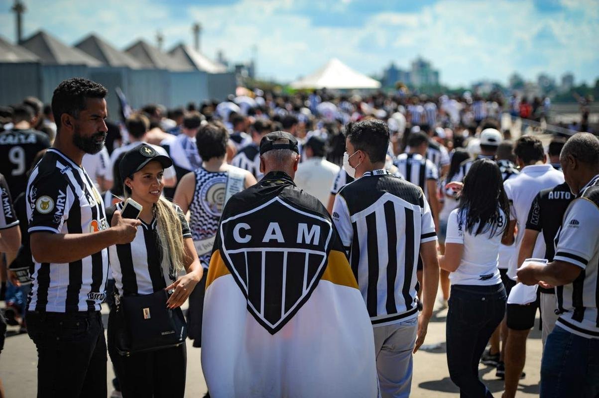 Torcida do Atltico chegou animada ao Mineiro para o jogo da taa, contra o RB Bragantino. Dia de festejar com o time o ttulo do Campeonato Brasileiro de 2021